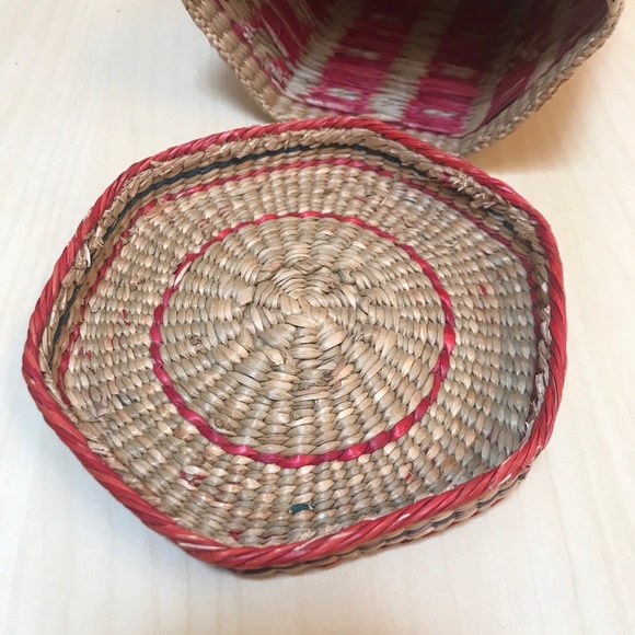 Vintage Native Lidded hexagon Basket with colored patterns. Finely Crafted. - Picture 4 of 9